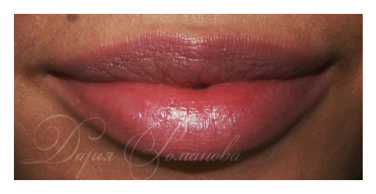   Перманентный макияж губ может быть выполнен натурально и естественно.